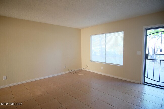 Building Photo - 3003 N Euclid Ave