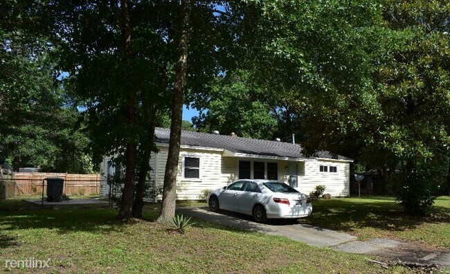 Building Photo - 3 br, 1 bath House - 1242 Hawthorne Circle
