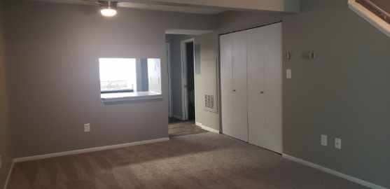 townhme área de estar renovados - Rocky Creek Apartments