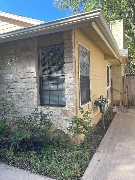 Foto principal - "Charming 3-Bedroom 2-Bath Duplex Retreat ...