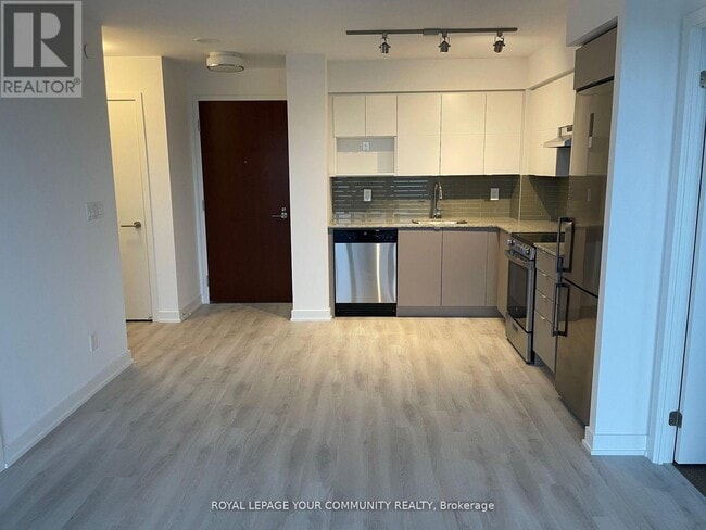 Building Photo - 120-120 Varna Dr