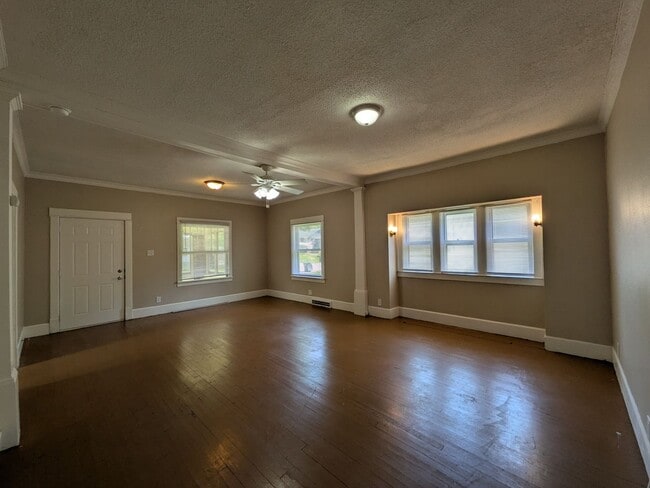 Building Photo - 2 Bedroom Home with hard surface flooring!