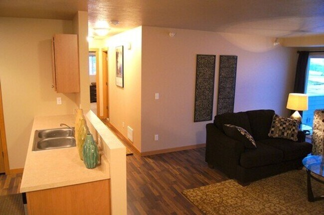 Building Photo - 2 Bedroom Condo!