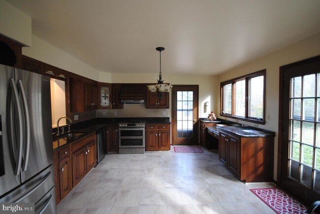 Building Photo - 805 Beaverbank Cir