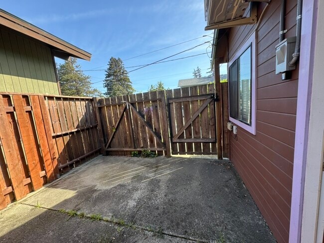 Building Photo - 3819 Linden Ln