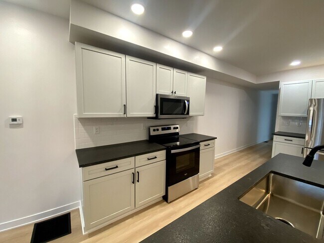 Building Photo - 1234 &amp; 1236 Summit St EMP