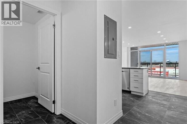 Building Photo - 5 Hamilton St N