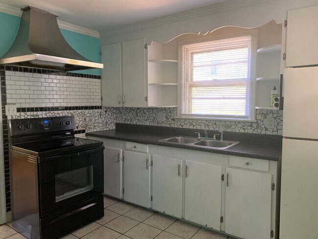 Building Photo - One Story House off Fort Avenue