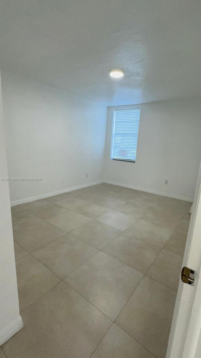 Foto del edificio - 1885 W 56th St