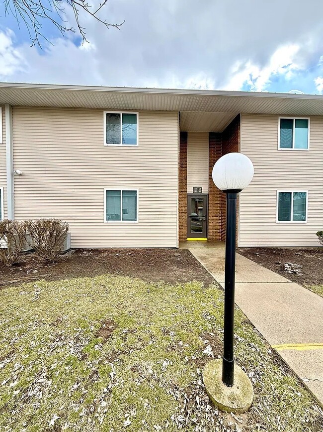 Building Photo - 2275 N Cable Rd