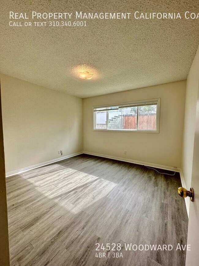 Foto del edificio - Spacious 4 Bedrooms, 2 1/2 Bathrooms,  2 S...