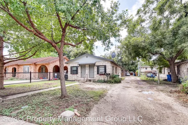 Building Photo - 2 br, 1 bath Apartment - 214 Benita  Unit 1