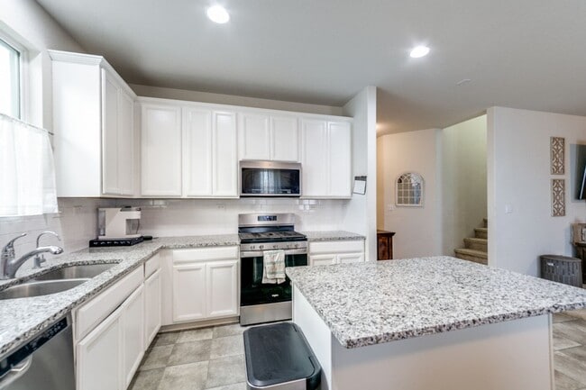 Building Photo - Stunning home in Davis Ranch neighborhood