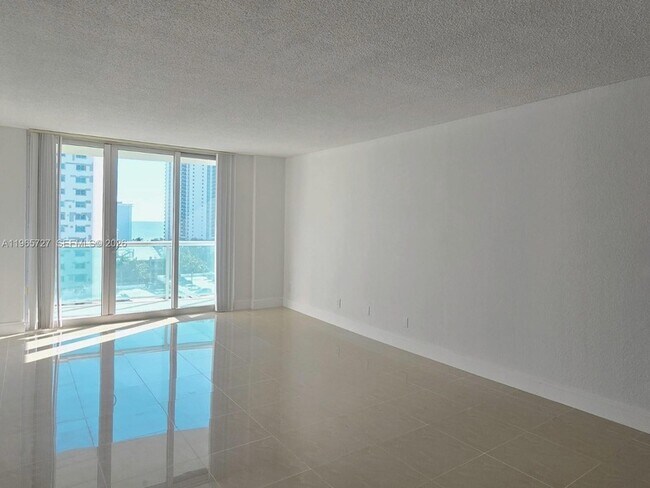 Foto del edificio - 19380 Collins Ave