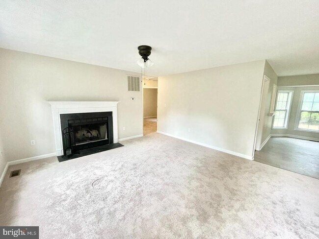 Building Photo - 74 Albertson Ct