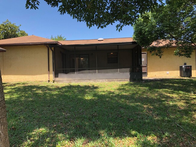 Building Photo - 3 Bed 2 Bath Home Pet Friendly With Large ...