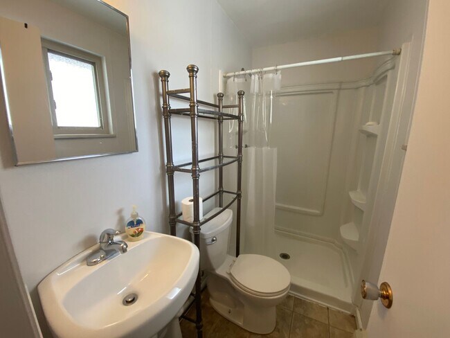 Building Photo - Cozy 3 Bedroom 2 Bathroom Home - Spacious ...