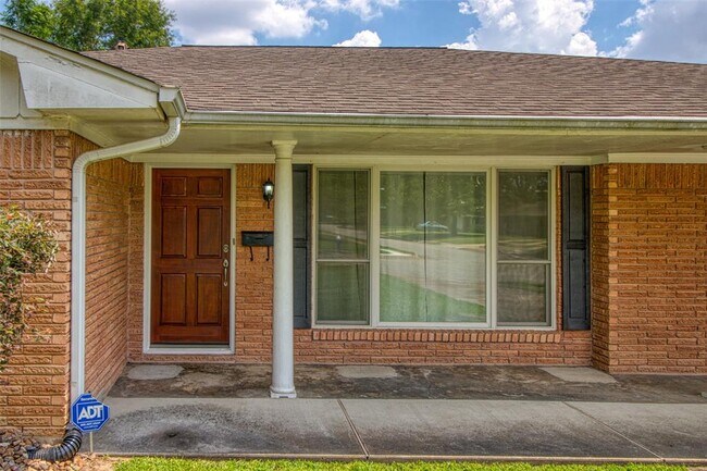 Foto del edificio - 6435 Woodbrook Ln