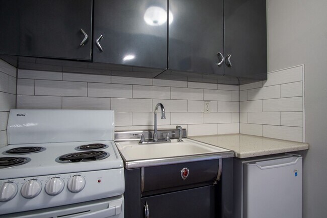 Foto del edificio - John's Landing: Mid-Century Studio w/ Walk-Through Closet!