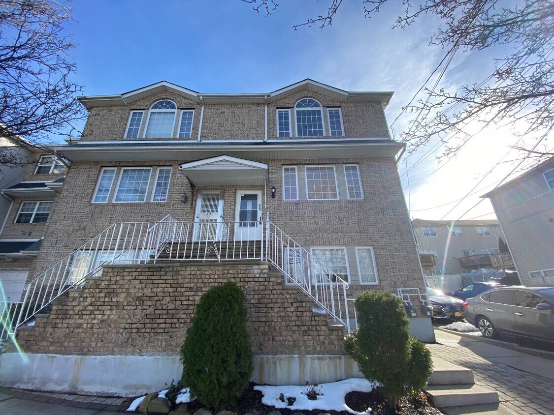 Building Photo - 39 Essex Dr