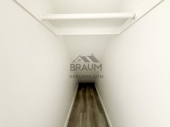 Foto del edificio - 7323 Winnetka Ave