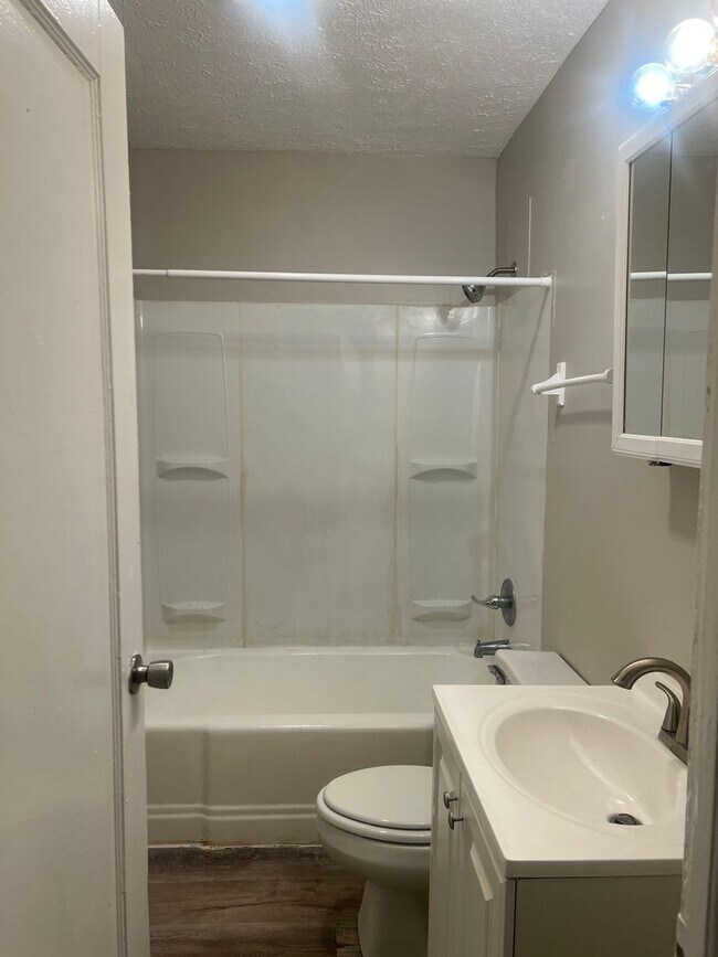 Foto del edificio - 1464 W 32nd St