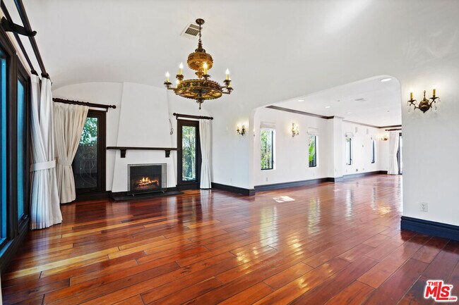 Foto del edificio - 309 N Doheny Dr