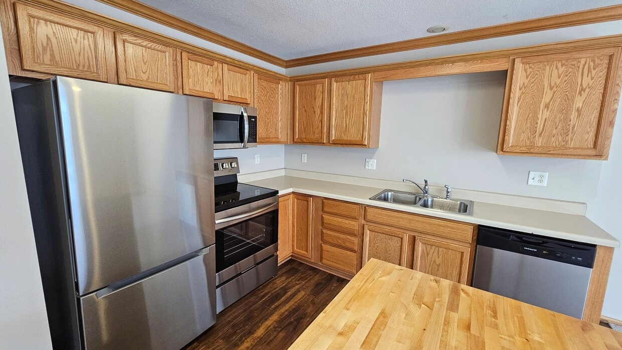 Primary Photo - Stylish 3-Story Townhouse in Beautiful Wau...