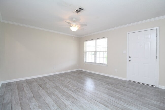 Building Photo - Updated 3BR/2BA Gulf Breeze Home with Fenced Yard Near Zoo & A-Rated Schools