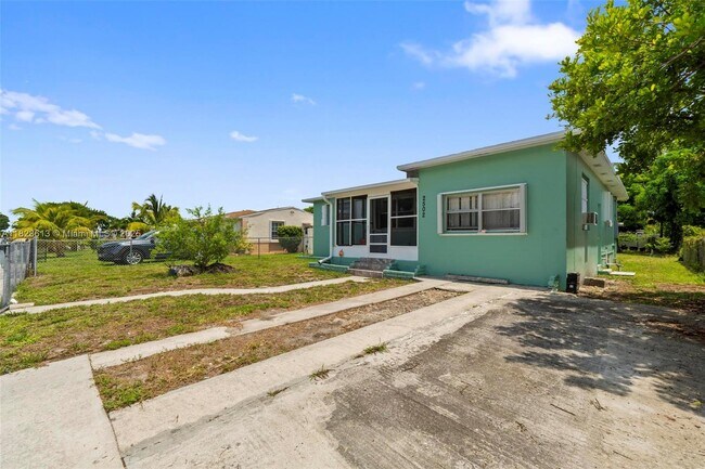 Building Photo - 2502 Funston St