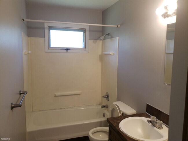 Building Photo - 2 br, 1 bath Duplex - 3532 Kenowa Ave SW