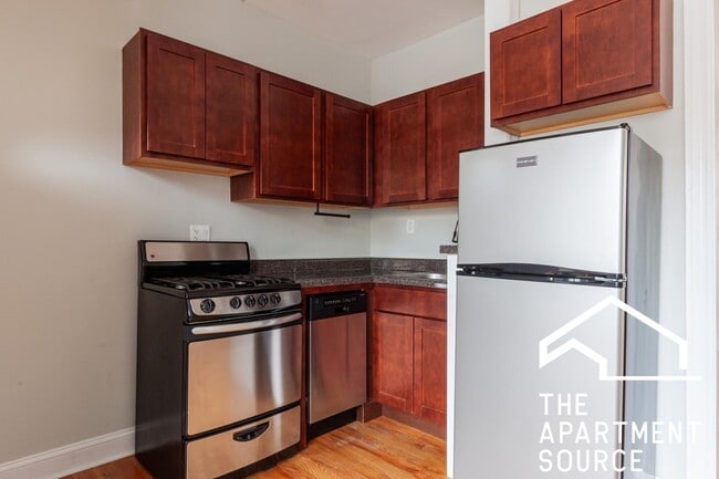 Photo - 3726 N Pine Grove Ave (Chicago, IL) Apartment