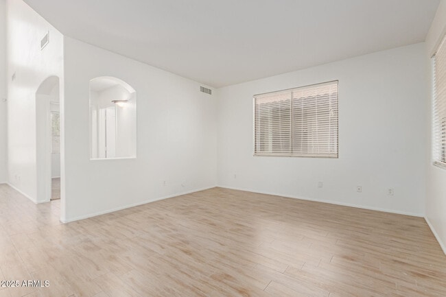 Building Photo - 40882 W Robbins Dr