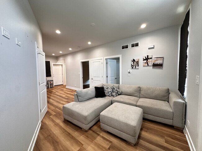 Foto del edificio - 2613 W Ogden Ave