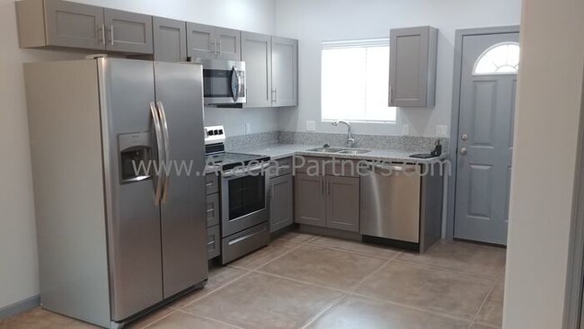 Building Photo - Two Bedroom in Central location