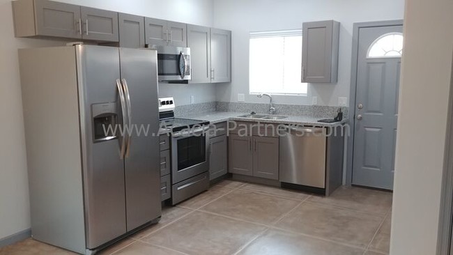 Foto del edificio - Two Bedroom Town Home