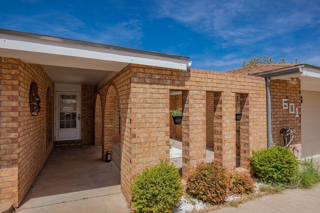 Foto del edificio - Beautiful 4 Bedroom/2 Bath Home