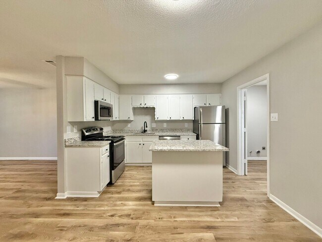 Foto del edificio - Tour Today!  Newly Renovated 2-Bedroom, 1-Bath Duplex!