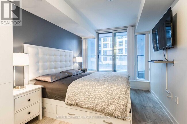 Building Photo - 27 Bathurst St