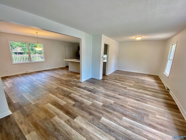 Building Photo - 512 Bain Dr SE