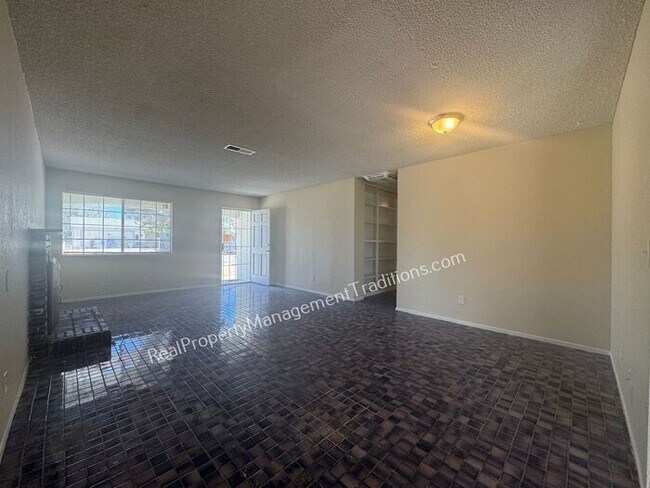 Building Photo - Large Lot 4 + 2 in Lake Los Angeles