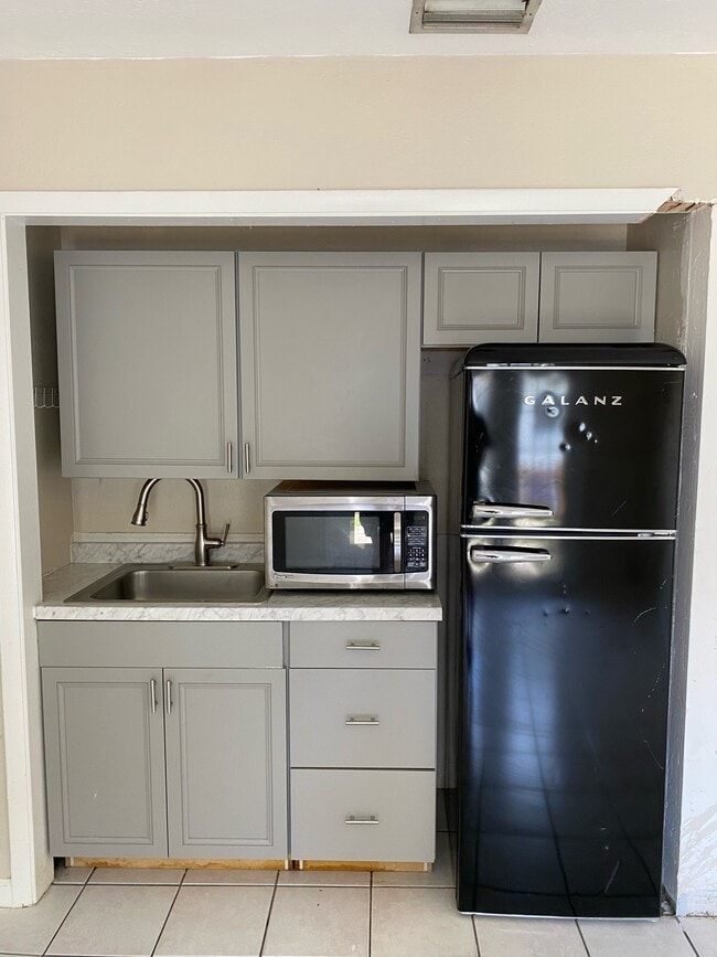 Building Photo - 1358 Highlands Dr