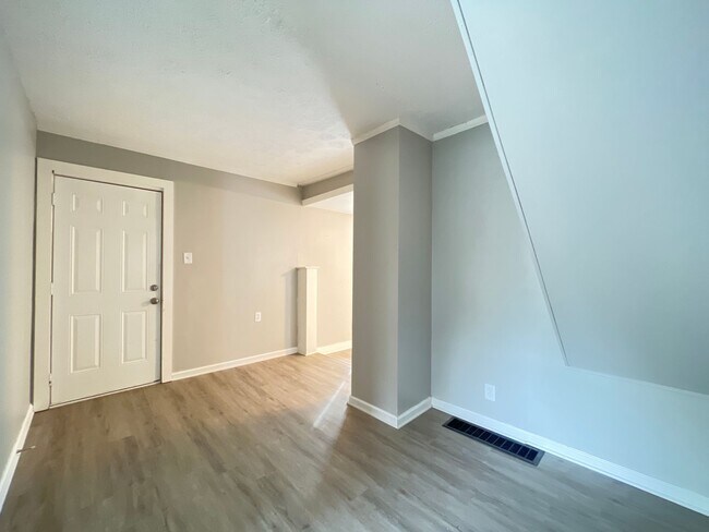 Foto del edificio - Home on Steele: New Year, New Home: 50% Of...