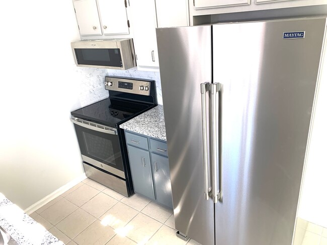 Foto del edificio - Freshly Renovated townhome by Percy Priest...