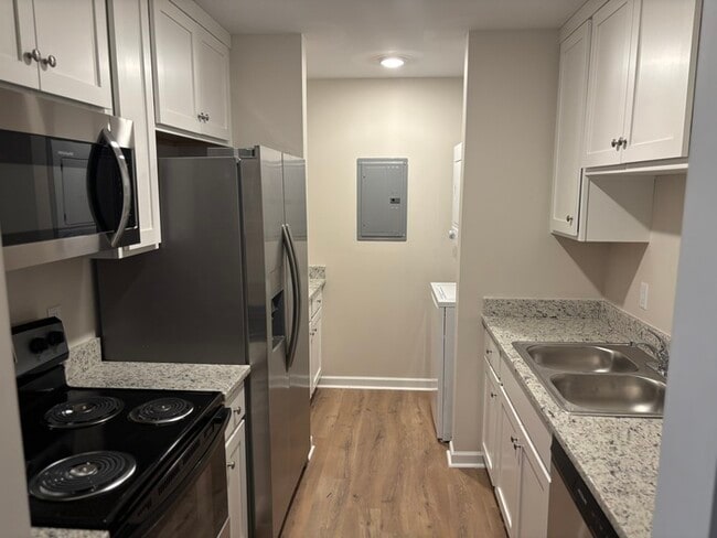 Building Photo - South Nashville 2 bedroom 2 bath Condo