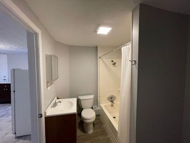 Building Photo - 422 Merrimack St