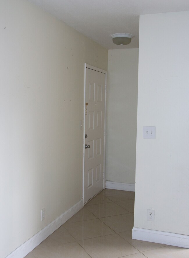 Building Photo - 503 Gardens Dr
