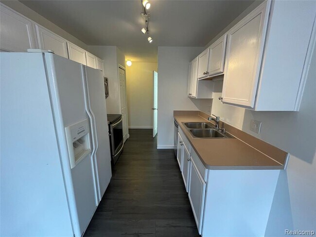 Building Photo - 38821 Country Cir