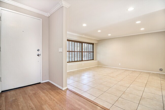 Foto del edificio - Live by the Lakeside -  Upgraded Spacious TOWNHOME in Lakeside Park