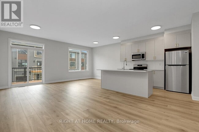 Building Photo - 420 Silverberry Private